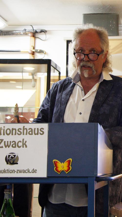 Der öffentlich bestellte und vereidigte Auktionator Roland Zwack in einer berufstypischen Pose.