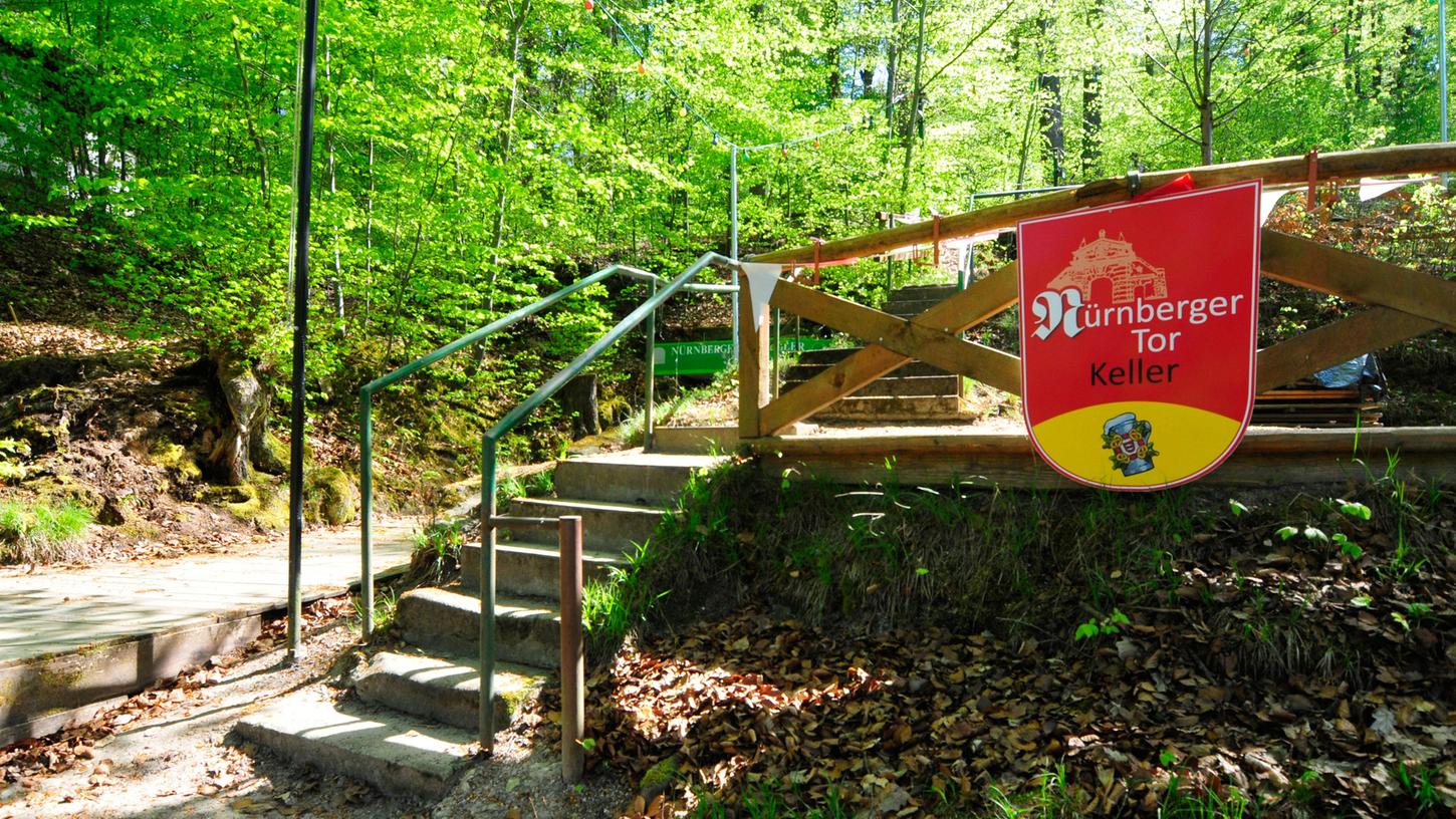 Am Nürnberger Tor Keller kommt während des Annafestes Nikl-Bier in die Krüge. Am Nürnberger Tor Keller kommt während des Annafestes Nikl-Bier in die Krüge.
