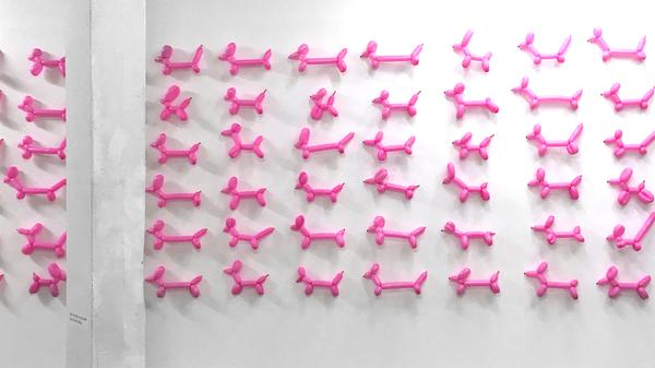 Vor allem für Hundefreunde ist die Installation "Dogs" im Schauspielhaus einen Blick wert, aber auch Katzenmeschen können zwischen den pinken Ballons ihren Horizont erweitern. Zu besuchen ist die Installation von 17-24 Uhr mit einem Ticket.