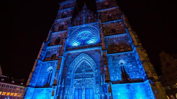 Fußlahm und der Menschenmasse überdrüssig - so fühlt man sich in der Blauen Nacht nach kurzer Zeit. Empfehlenswert ist da der Besuch der Lorenzkirche. Der Kirchenraum macht, dass die Leute darin ihre Lautstärke dämpfen. Die Scheinwerfer (längst nicht nur in Blau), beruhigende Klänge und Texte zaubern eine einigermaßen andächtige Stimmung. Auch die übrigen Kirchen in der Altstadt lohnen sich für eine Sitzpause (St. Klara, Frauenkirche, St. Sebald, St. Egidien). Sie geben sich immer viel Mühe an diesem Abend. Geöffnet sind die Kirchen von 20 bis 24 Uhr, Eintritt ist frei.
