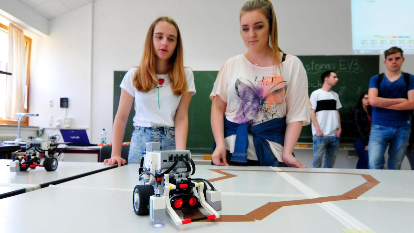 Am Aktionstag "Mobilität der Zukunft" des Beruflichen Schulzentrums Forchheim zeigten Schüler, was sie erarbeitet haben. Eine Gruppe hat Roboter programmiert und sich mit Sensortechnik auseinandergesetzt.