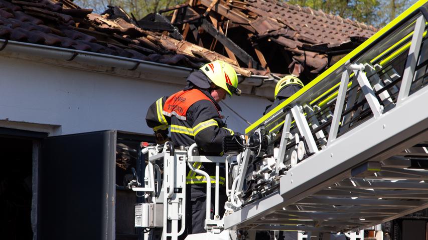 Brand in Lagerhalle: Dachstuhl geht in Flammen auf