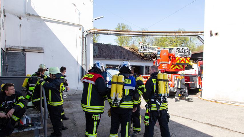 Brand in Lagerhalle: Dachstuhl geht in Flammen auf