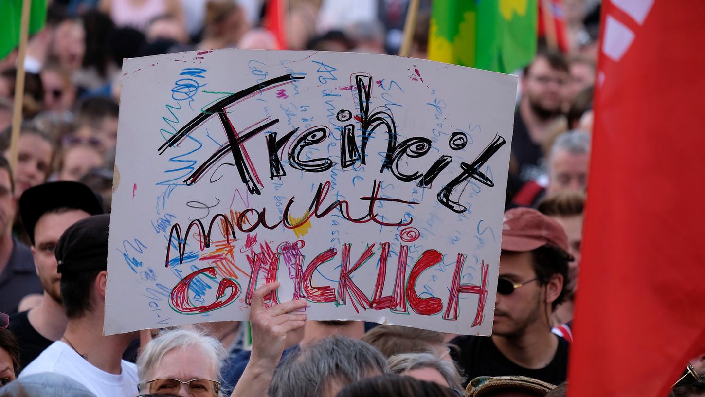 In Nürnberg protestieren am Freitagabend 4500 Menschen gegen das Polizeiaufgabengesetz.