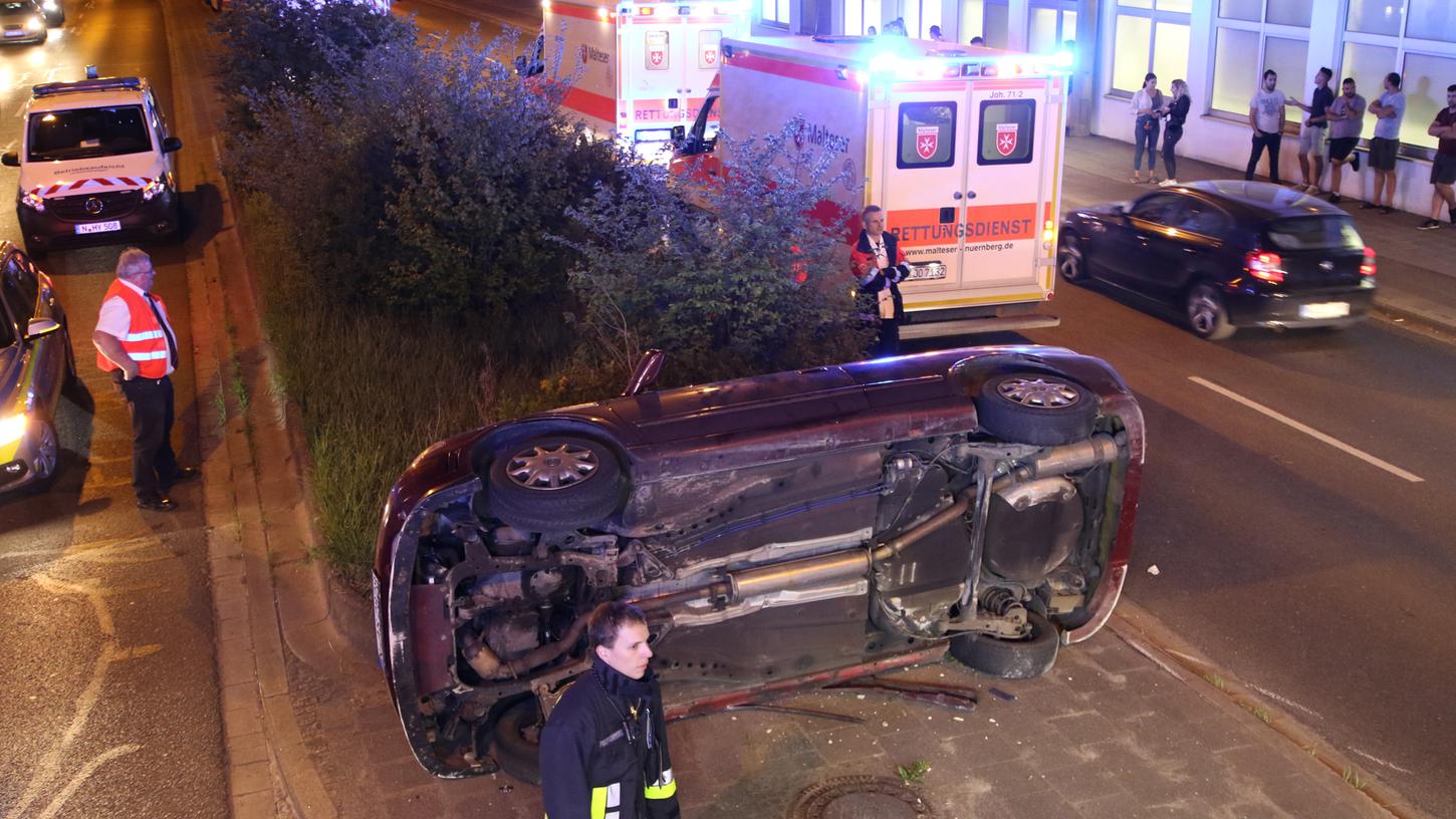 Ein Opel-Fahrer landete mit seinem Pkw auf die Seite. Jetzt sucht die Polizei nach Zeugen.