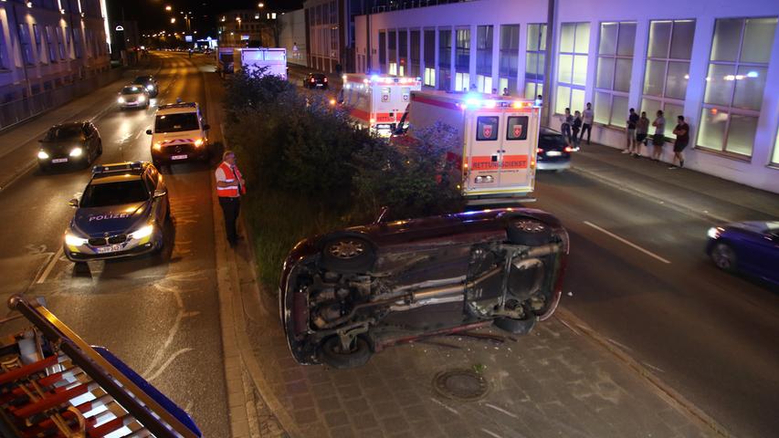 Opel außer Kontrolle: Auto legt sich in Nürnbergs Süden auf die Seite