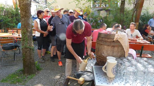 Die Bollerwagen sind geschmückt und das Bier ist kalt gestellt: Am Donnerstag ist wieder Vatertag und grölende Männerscharen ziehen dann wieder durch Franken. Wer noch kein Ausflugsziel im Kopf hat, kann sich bei unseren Tipps Inspiration holen. Der "Fünf-Seidla-Steig" ist ein über die Region hinaus bekannter Brauereiwanderweg am südlichen Eingangstor zur Fränkischen Schweiz. Auf landschaftlich reizvollen Wegen führt er zu fünf Privatbrauereien in Weißenohe, Gräfenberg, Hohenschwärz und Thuisbrunn.