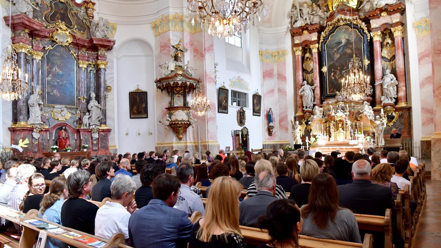 Passau: Bewegende Trauerfeier für getöteten Schüler