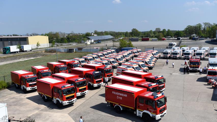 Weihwasser und Herrmann: 67 neue Rettungsfahrzeuge in Fürth übergeben