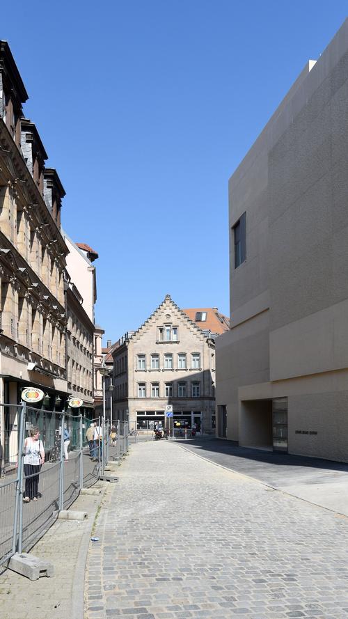 Das künftige Café im Geburtshaus Ludwig Erhards (links) punktet mit stilgerechter Ausstattung und zahlreichen Fotosdokumenten an den Wänden. Rechts das Neubau des Ludwig-Erhard-Zentrums.