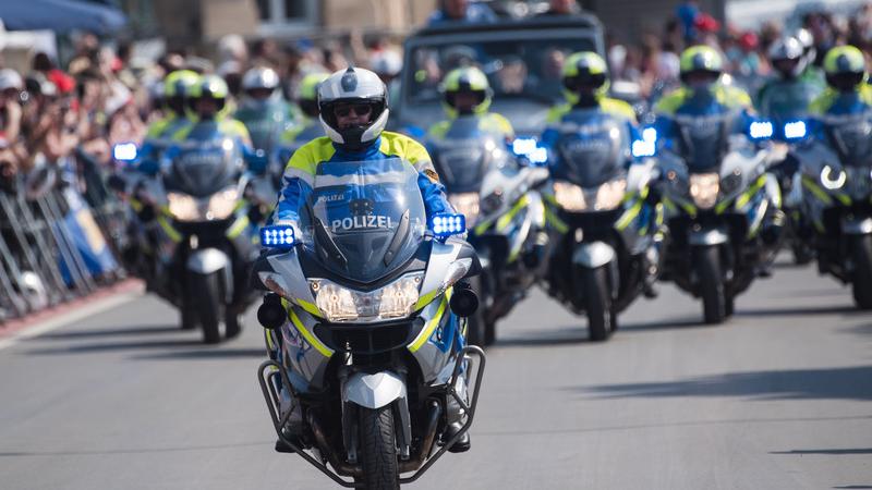 Auch Bayerns Motorradpolizisten fahren jetzt in Blau