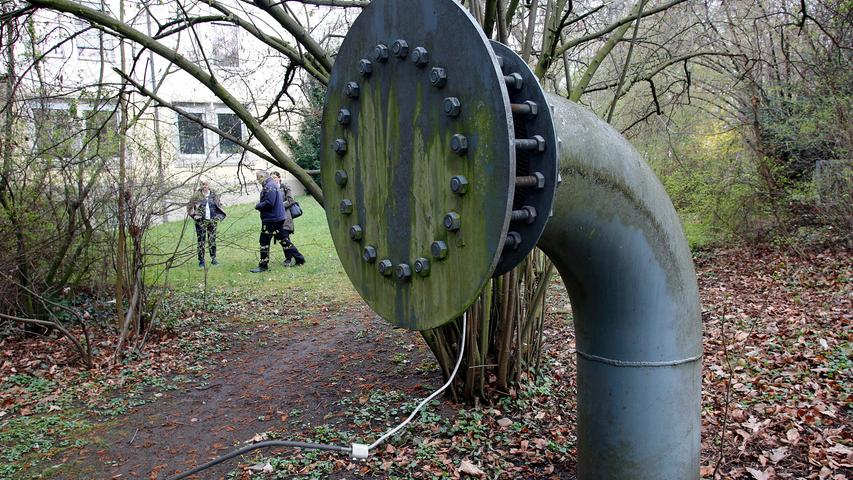 Ein Lüftungsrohr des alten Luftschutzbunkers ist noch heute im Cramer-Klett-Park zu sehen.