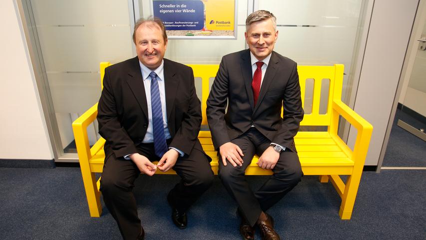 Eine Bank fürs Leben nennen Filialgebietsleiter Jürgen Fontius (links) und Abteilungsdirektor Dieter Schneider von der Postbank doppeldeutig das postgelbe Sitzmöbel.