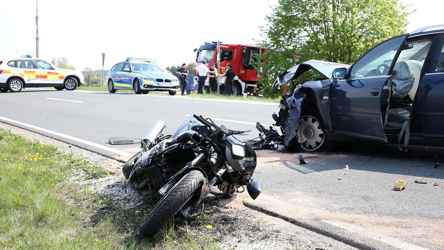 Für den Fahrer der Kawasaki-Maschine kam jede Hilfe zu spät. Der Mann aus Dechsendorf starb noch an der Unfallstelle.