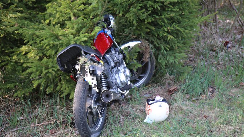 Drei Personen verletzt: Schwerer Motorradunfall im Landkreis Hof