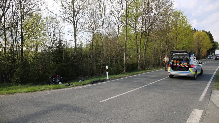 Drei Personen verletzt: Schwerer Motorradunfall im Landkreis Hof