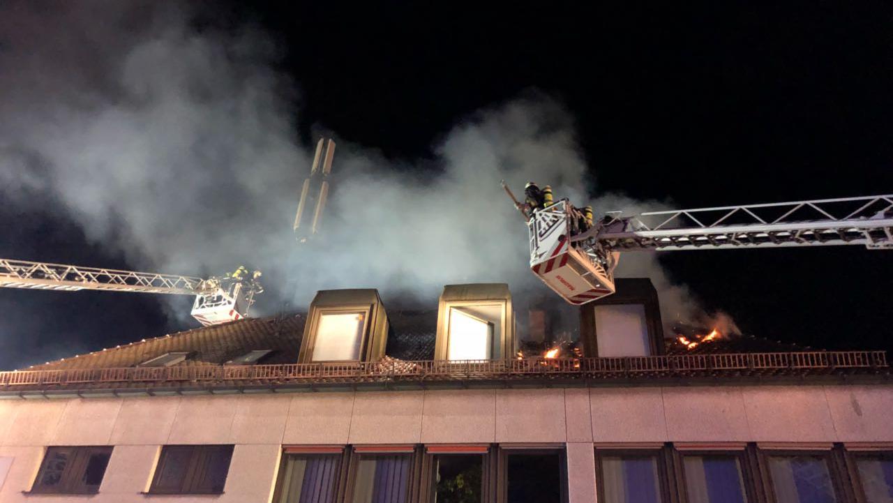 Feuer in Laufamholz: Dachstuhl stand in Flammen Feuer in Laufamholz: Dachstuhl stand in Flammen