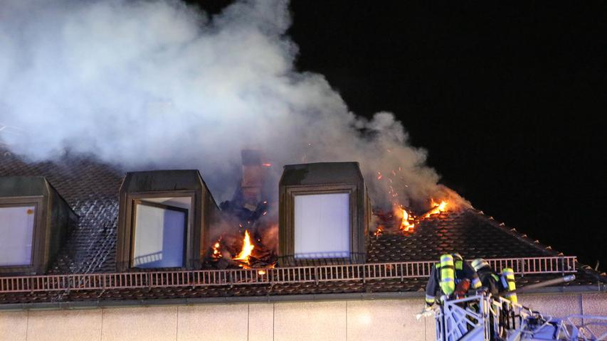 Großeinsatz in Laufamholz: Dachstuhl fing Feuer