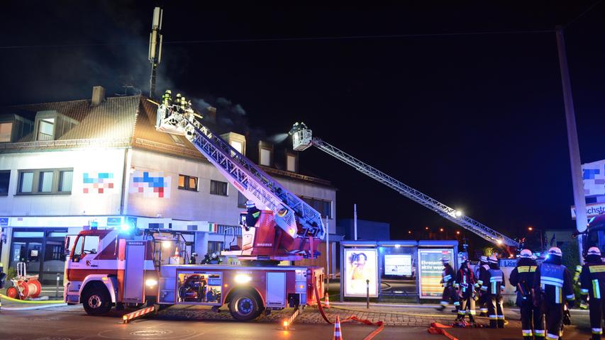 Großeinsatz in Laufamholz: Dachstuhl fing Feuer