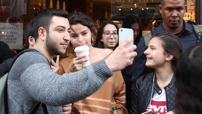 Ja, das ist Selena Gomez, die vor einem Nürnberger Café für Selfies posiert.