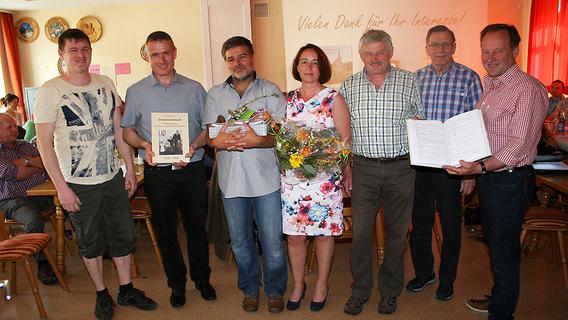 Mit Präsentkorb und Blumen wurden Autor Bernd Schweinzer und Ehefrau Nicole (Mitte) bei der Buchvorstellung in Windischhausen bedacht. Bei seiner Arbeit konnte der Autor auf die Unterstützung von Matthias Hüttinger (links) und Hermann Habermeyer (Zweiter von rechts) zählen. Das Ergebnis präsentierten Dorfvereinschef Stefan Hauck (Zweiter von links) sowie die Ortssprecher Hans König (rechts) und Ludwig Hüttinger (Dritter von rechts). Mit Präsentkorb und Blumen wurden Autor Bernd Schweinzer und Ehefrau Nicole (Mitte) bei der Buchvorstellung in Windischhausen bedacht. Bei seiner Arbeit konnte der Autor auf die Unterstützung von Matthias Hüttinger (links) und Hermann Habermeyer (Zweiter von rechts) zählen. Das Ergebnis präsentierten Dorfvereinschef Stefan Hauck (Zweiter von links) sowie die Ortssprecher Hans König (rechts) und Ludwig Hüttinger (Dritter von rechts).