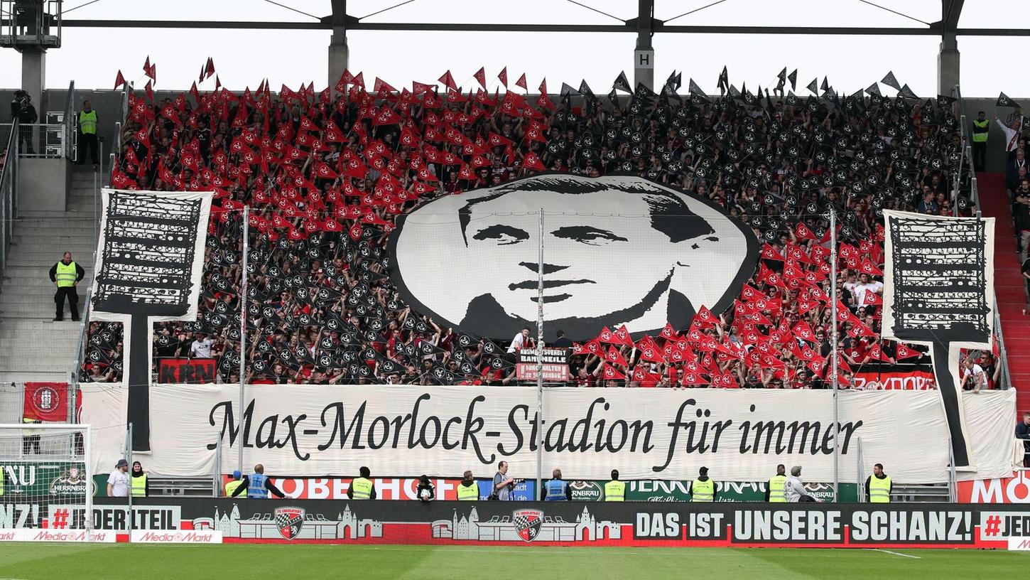 Früher hieß die Kampagne zum Stadionnamen "Max-Morlock-Stadion jetzt". Wie hier beim Auswärtsspiel in Ingolstadt zu sehen, wurde das "jetzt" durch "für immer" ersetzt.