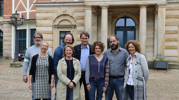 Dramatisch und emotional: Der fünfte Franken-"Tatort" ist der wohl bislang spannendste der fränkischen Krimi-Reihe. In "Ein Tag wie jeder andere" werden im Abstand von exakt einer Stunde an unterschiedlichen Orten in Bayreuth zwei Menschen erschossen. Achtung, Spoiler: An welchen Schauplätzen in Oberfranken gedreht wurde und wer der Mörder ist, erfahren Sie in den folgenden Bildern.