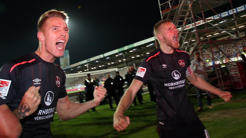 Ein unglaublich wichtiger Sieg für den 1. FC Nürnberg: In einer Partie, die dem Prädikat "Spitzenspiel" über 90 Minuten gerecht wurde, setzte sich der Club am Montagabend in Kiel durch. Ebenfalls spitze: Die mitgereisten Anhänger, die diesen Sieg mit ihrer Mannschaft frenetisch feierten.