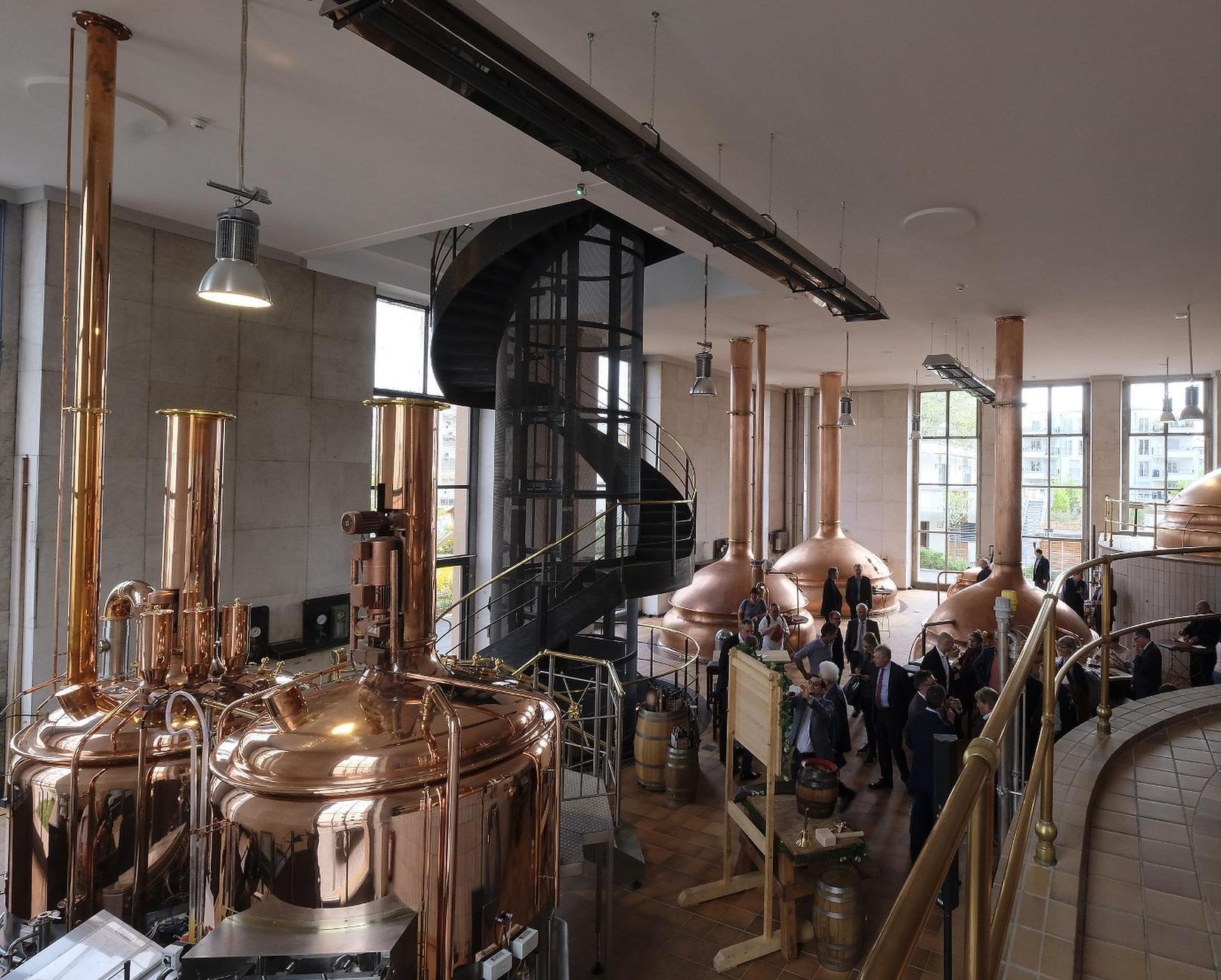 Bei Zahlen - wie Gewinn und Ausstoß - hält sich Tucher bedeckt. Für Besuchergruppen ist die Brauerei aber offen. Gebraut wird vor allem im Sudhaus, das genau auf der Stadtgrenze zwischen Nürnberg und Fürth steht. Oder auch im alten Sudhaus am Schillerplatz in Nürnbergs Norden, das hier zu sehen ist.