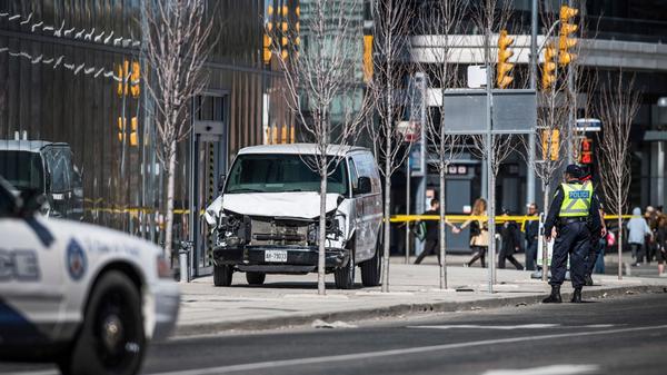 Lieferwagen fährt in Toronto in Menschengruppe