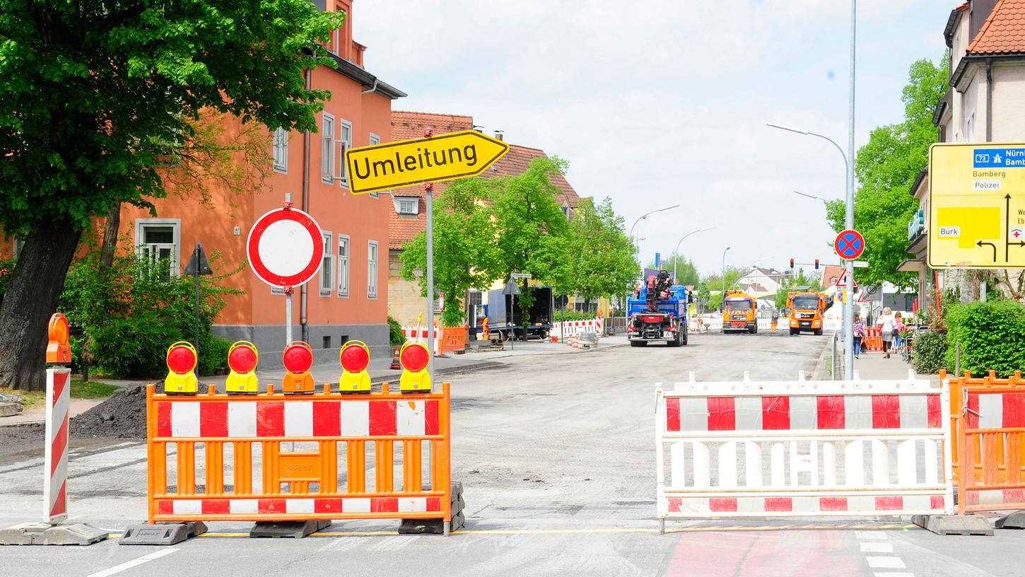 Nichts geht mehr, weil die Asphaltdecke erneuert wird: Die Bamberger Straße ist seit gestern zwischen den Kreuzungen Von-Brun-/Andreas-Steinmetz-Straße (Bild) und der Kreuzung Adenauerallee gesperrt.