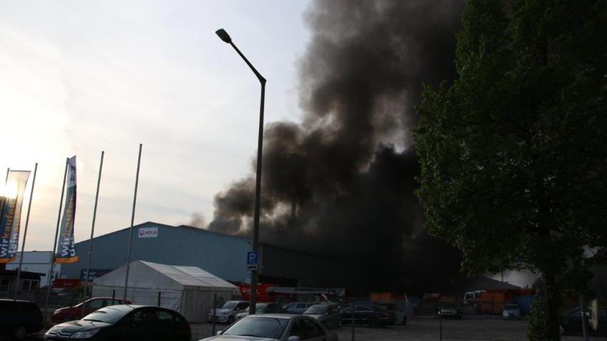 Dunkle Rauchwolken über Nürnberg: Lagerhalle brannte lichterloh 