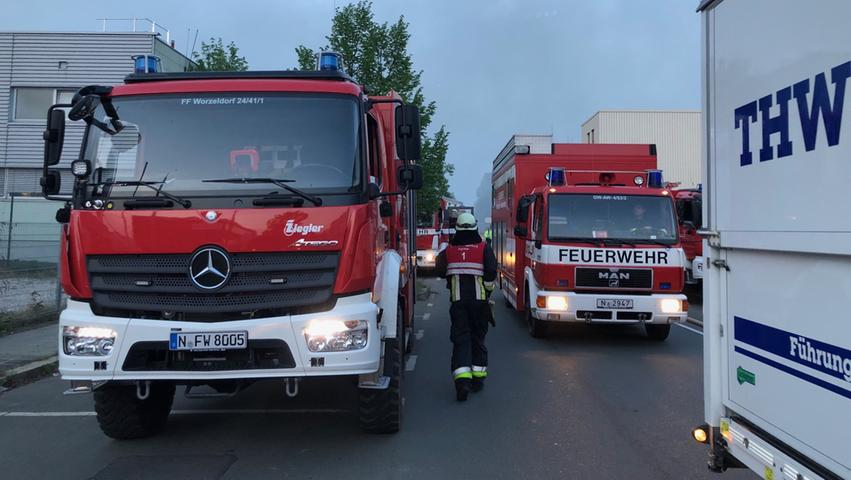 Zwei Löschzüge mit 60 Einsatzkräften der Berufsfeuerwehr Nürnberg und etwa 40 Einsatzkräfte der freiwilligen Feuerwehren der Stadt Nürnberg rückten zu dem Brand der Lagerhalle am Dienstagabend in der Dieselstraße in Nürnberg an.