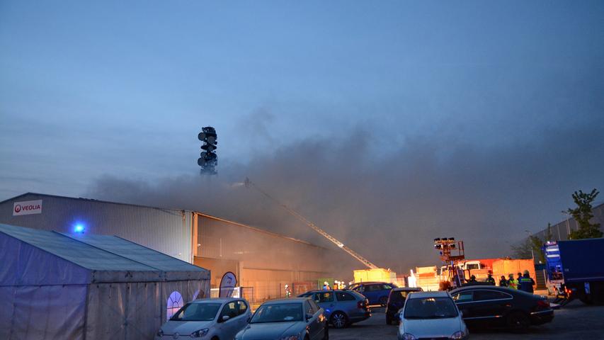 Dunkle Rauchwolken über Nürnberg: Lagerhalle brannte lichterloh 