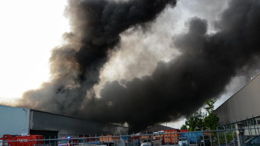 Dunkle Rauchwolken über Nürnberg: Lagerhalle brannte lichterloh
