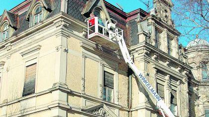 Stadt repariert Villabesitzer Dachschaden