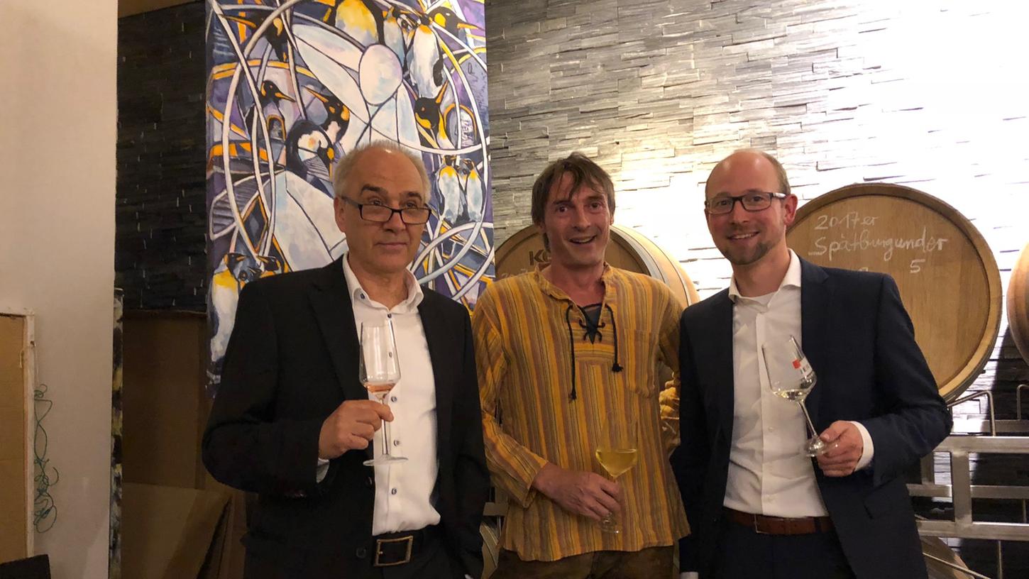 Der Winzer Markus Meier hieß den Künstler Marc Kraemer in der Ulsenheimer Vinothek willkommen, in der Harald Telorac (v. r.) in dessen Werk einführte. Der Winzer Markus Meier hieß den Künstler Marc Kraemer in der Ulsenheimer Vinothek willkommen, in der Harald Telorac (v. r.) in dessen Werk einführte.
