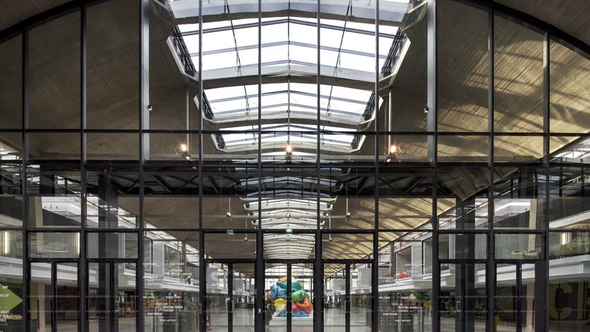 STATION F..Halle Freyssinet, 55 boulevard Vincent Auriol ? Paris 13eme.STATION F est le plus grand campusde start-up au monde..Le projet est une initiative de Xavier Niel..20/09/2017..WILMOTTE & ASSOCIES ARCHITECTES...FOTO: ©Patrick TOURNEBOEUF/TENDANCE FLOUE.überm. 4/2018 v. info@sesselmann-architektin.de....La halle Freyssinet est un batiment ferroviaire mise en service en 1929 qui a abrite jusqu'en 2006 les messageries de la gare d'Austerlitz. Elle tient son nom dÕEugene Freyssinet, lÕingenieur qui lÕa conue. Des sa realisation, le batiment a ete le sujet d'articles dans la presse specialisee montrant sa grande qualite technique et architecturale dans sa reponse au programme de la Compagnie. Le 23 fevrier 2012, la halle Freyssinet a ete inscrite au titre des monuments historiques dans son integralite, ? l'exclusion des batiments de bureaux situes au nord-ouest. Xavier Niel, le fondateur de Free, devient l' acqueur de la halle pour realiser un mega incubateur destine a accueillir 1000 start-ups...Son entree est situee au 55 boulevard Vincent-Auriol, dans le 13e arrondissement de Paris.