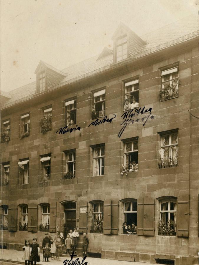 Volles Haus! Unsere Fotokarte zeigt, wie kinderreich die Bewohnerfamilien in der Flaschenhofstraße 25 um 1910 waren.