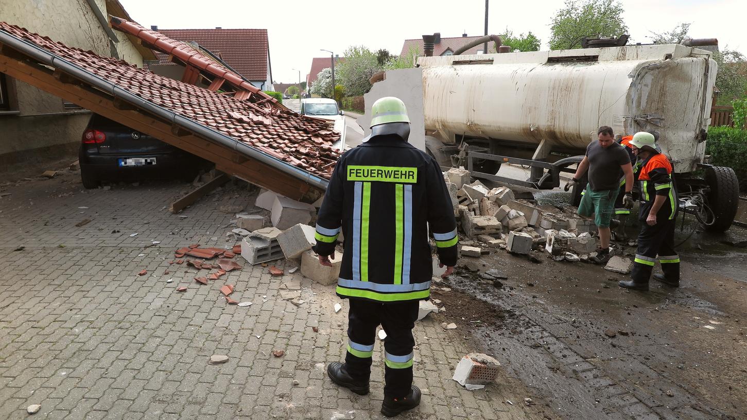 Bei dem Unfall mit einem Güllefassanhänger in Döckingen wurde auch ein Carport zerstört.