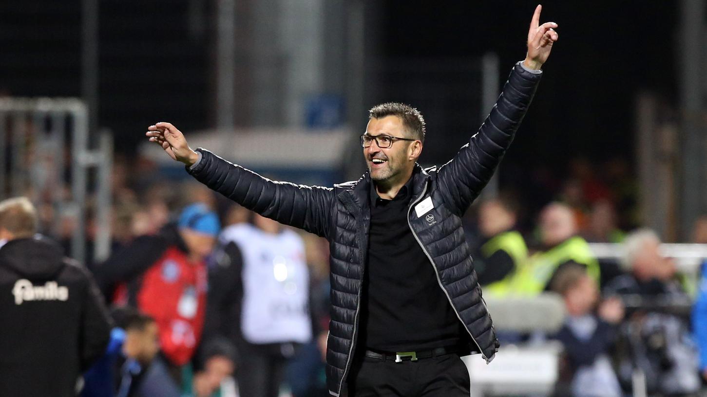 FCN-Trainer Michael Köllner jubelt nach dem Sieg in Kiel.