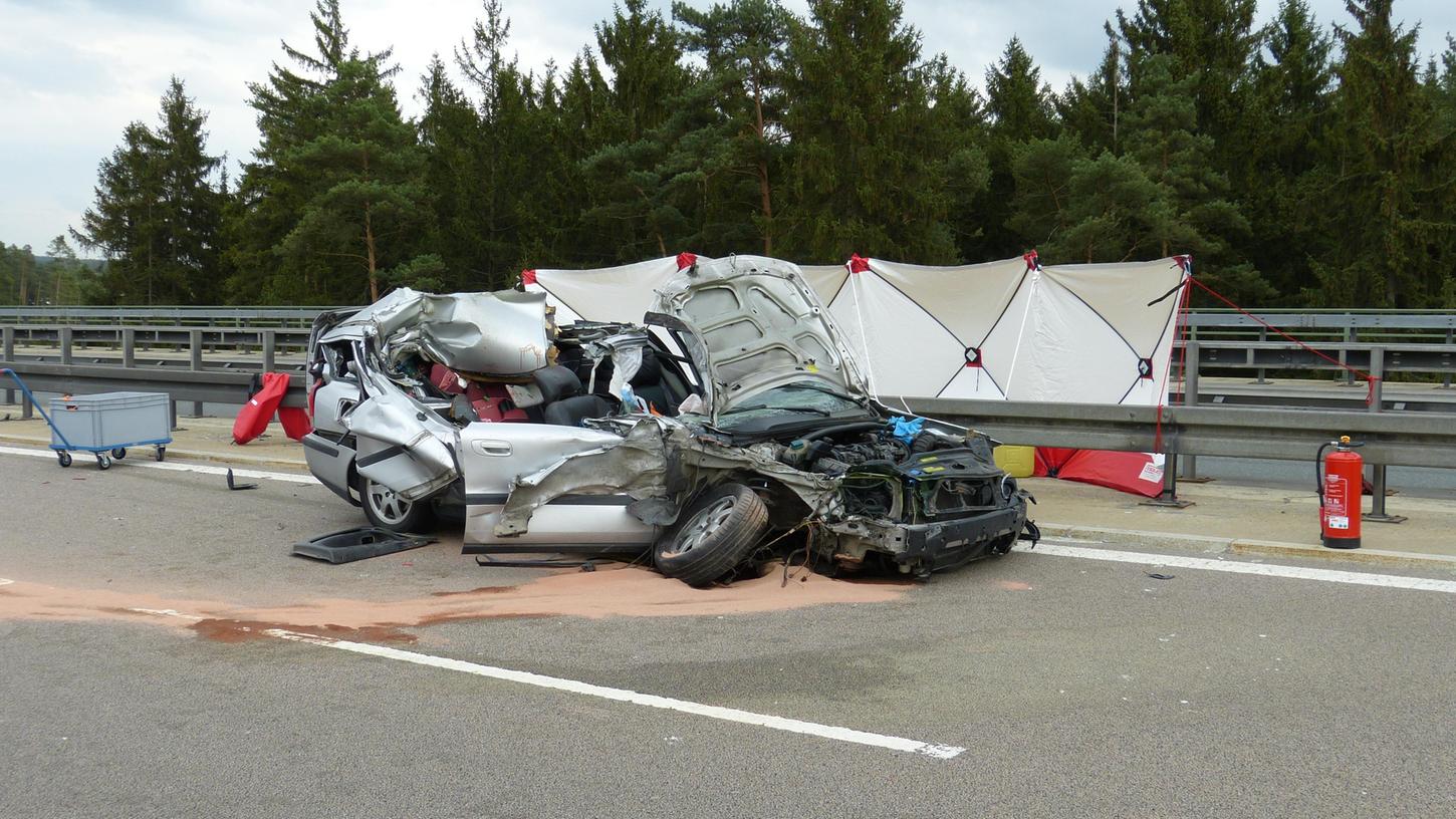 Nach dem schweren Unfall auf der A6 bei Amberg musste die Autobahn komplett gesperrt werden.