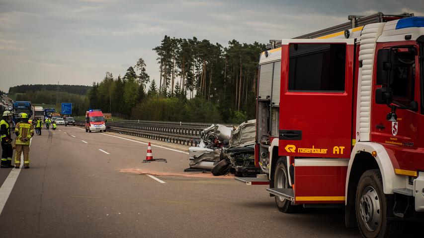Verkehrschaos auf A6: Frau stirbt nach Autounfall bei Amberg