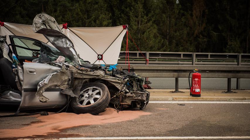 Verkehrschaos auf A6: Frau stirbt nach Autounfall bei Amberg