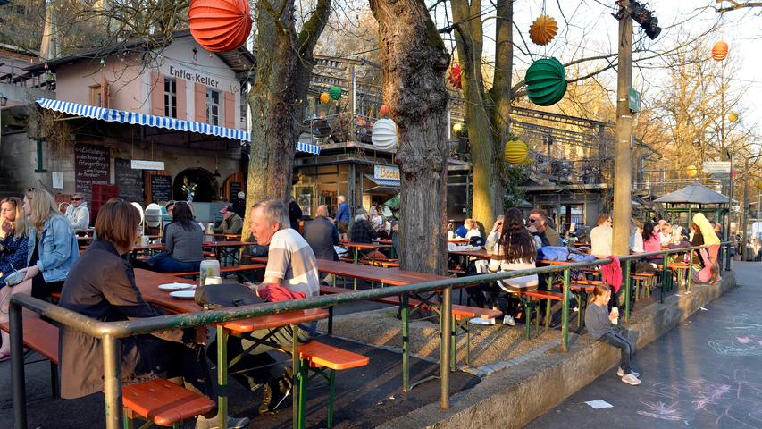 Ein schattiges Plätzchen und ein kühles, frisch gezapftes, einheimisches Bier: Sehr viel mehr braucht der Franke an warmen Sommertagen nicht zum persönlichen Stück Glück. Aber in welchem Biergarten lässt es sich besonders gemütlich einkehren? Wir haben ein paar Tipps für Sie.
 Los geht unser Streifzug durch Franken in Erlangen. Der Entla's Keller auf dem Berg ist nicht nur während der Bergkirchweih ein beliebtes Ausflugsziel. Holzbänke und -tische bieten jede Menge Platz, aufgetischt wird herzhaft-fränkisches Essen, Gäste dürfen sich ihre Brotzeit aber auch selbst mitbringen. Und das Bier gibt's natürlich aus dem Steinkrug.