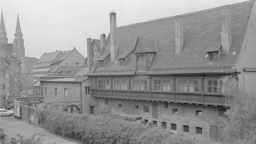 Das Gebäude Geiersberg 4-6 mit seiner wunderbaren Außenfassade. Hier geht es zum Kalenderblatt vom 27. April 1968: Alt-Nürnberg liegt auf ihrer Tasche