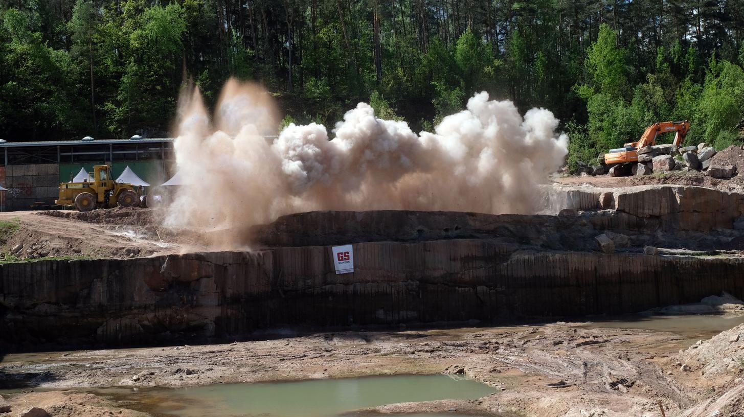 Knall in Worzeldorf: 200 Tonnen Sandstein aus Fels gesprengt