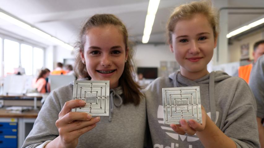 Sina Weihrether und Nicole Baumgärtner (beide 13) zeigen ihr bereits graviertes Mühle-Spiel, das sie bei Schaeffler anfertigen durften.