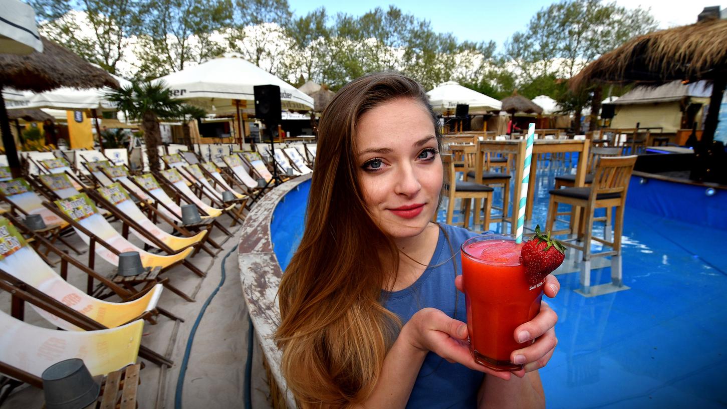 Model Andzelika aus Litauen erfrischt sich Pressekonferenz zum Stadtstrand mit dem neuen Drink "Granita".