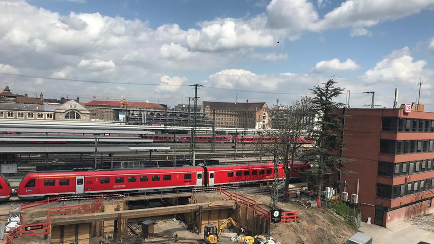 Den Überblick über die Zugbewegungen behalten die Mitarbeiter von DB Regio Mittelfranken, die in einem Backsteingebäude auf der Südostseite des Bahnhofs residieren (rechts).